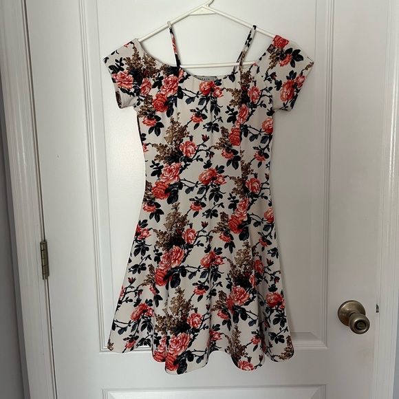 🚨SOLD🚨Floral Dress - Picture 1 of 3